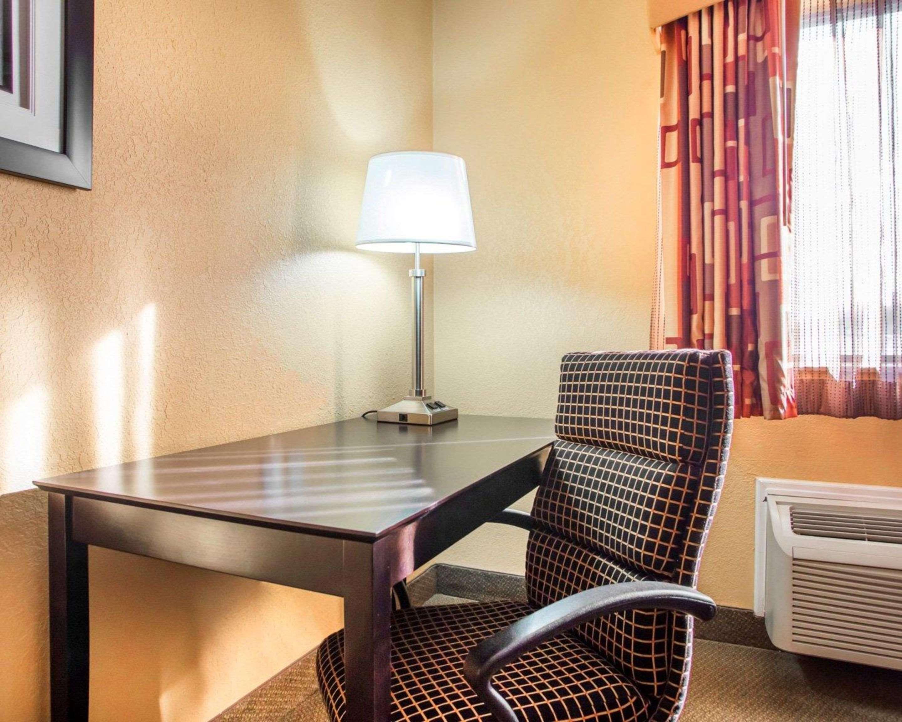 Quality & - Appleton East Hotel