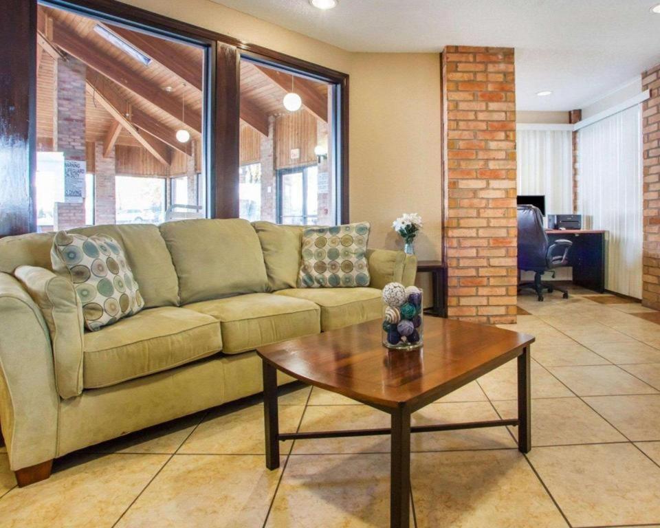 Quality & - Appleton East Hotel